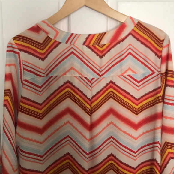 Women’s blouse chevron print size medium - Picture 3 of 3